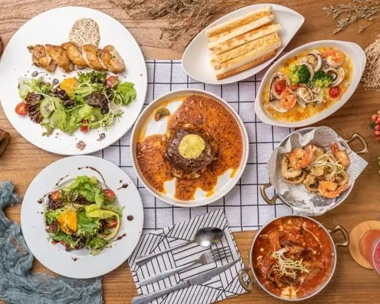 一桌豐盛的料理：沙拉、燉飯、焗烤與炸物